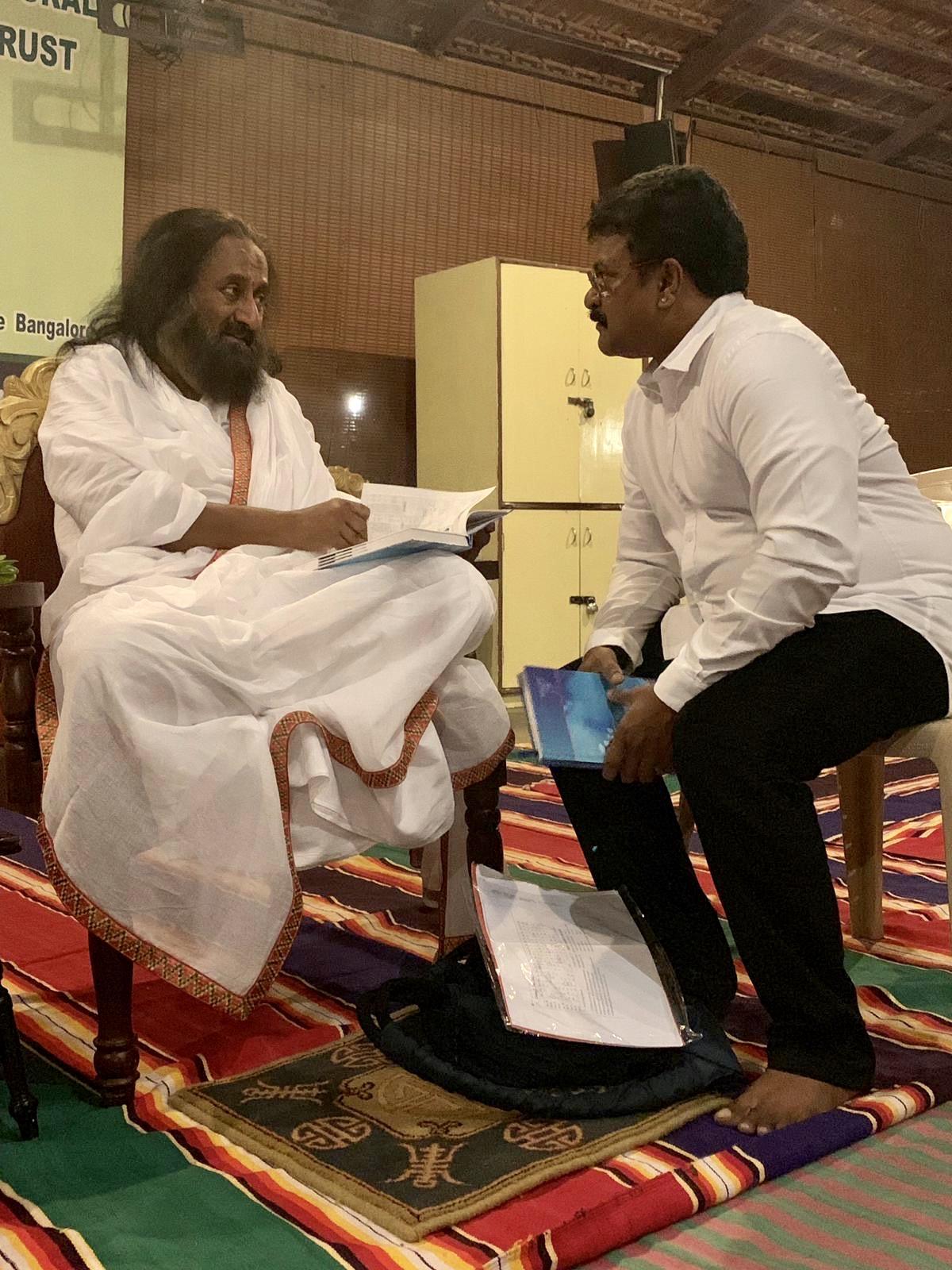 Vedic Astrologer E.K. Dhilip Kumar meeting Shri Shri Ravi Shankar
